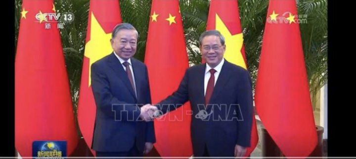 CCTV đưa tin về cuộc hội kiến giữa Tổng Bí thư, Chủ tịch nước Tô Lâm và Thủ tướng Trung Quốc Lý Cường. (Ảnh: TTXVN)