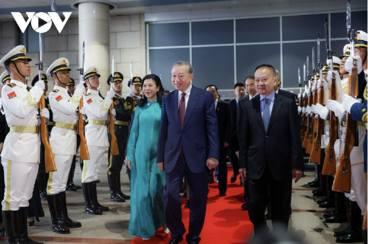 Tổng Bí thư, Chủ tịch nước Tô Lâm và Phu nhân cùng Đoàn đại biểu cấp cao Việt Nam đã rời Thủ đô Bắc Kinh tới thăm và làm việc tại thành phố Nam Ninh.