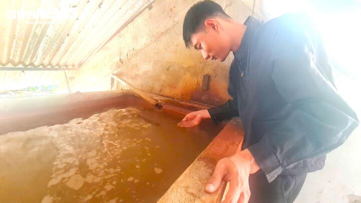 Bể lọc nước của gia đình anh Lê Chính Đức đổi màu đỏ quạch vì nước nhiễm phèn nặng.