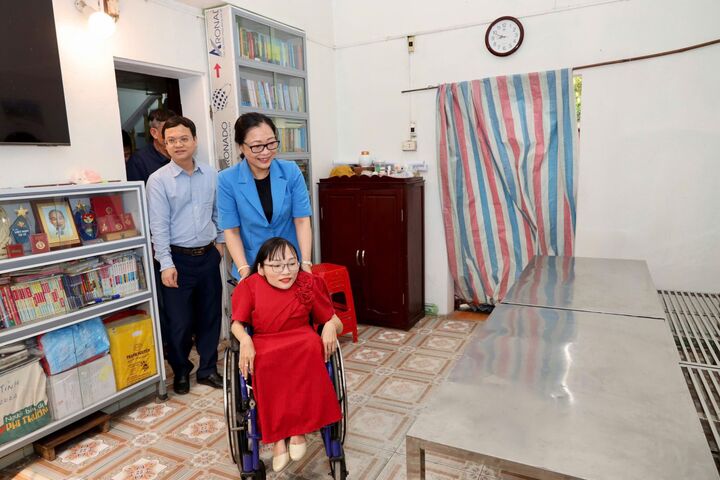 Đoàn công tác tham quan lớp học của cô Nguyễn Thị Ngọc Tâm. (Ảnh: Moet)