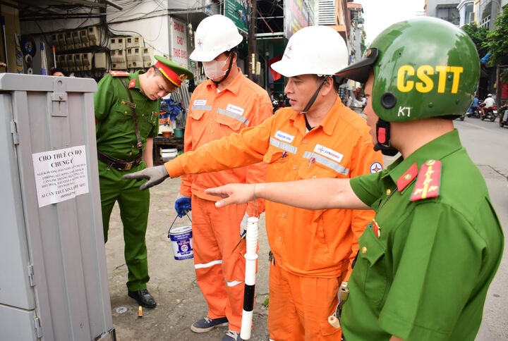 Phối hợp với lực lượng chức năng rà soát tủ điện có dấu hiệu tái vi phạm dán quảng cáo tại phường Ô Chợ Dừa.