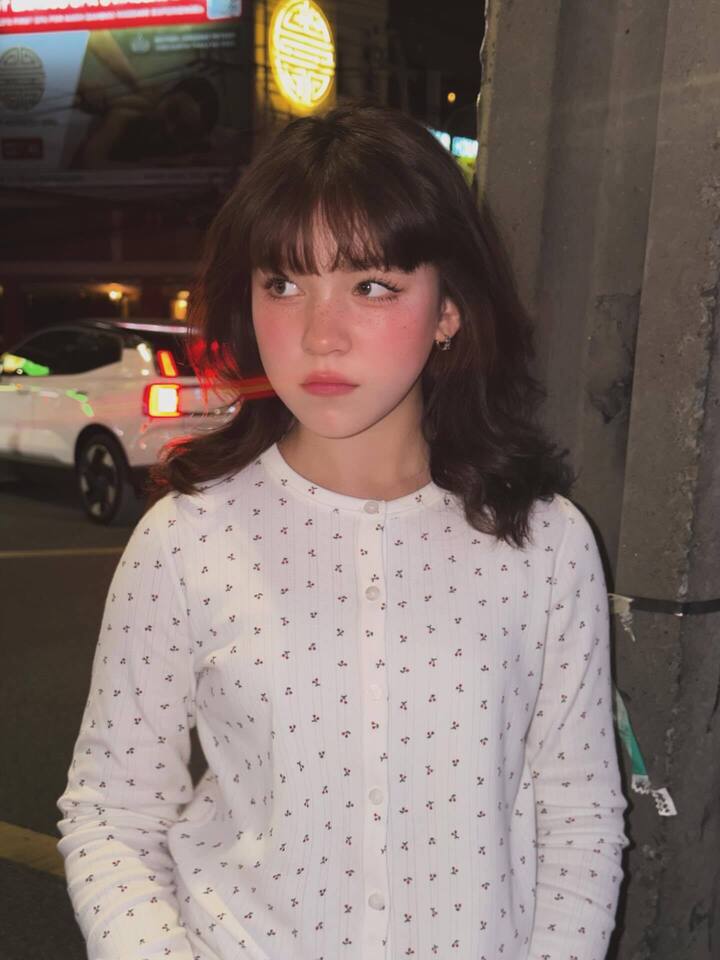 Với khán giả yêu thích dòng phim kinh dị, Nina không phải là gương mặt xa lạ. Trước khi đến với điện ảnh Việt, cô bé gây tiếng vang tại Thái Lan khi tham gia loạt phim "Tee Yod (Quỷ ăn tạng)" - một trong những thương hiệu kinh dị ăn khách tại phòng vé xứ Chùa Vàng.