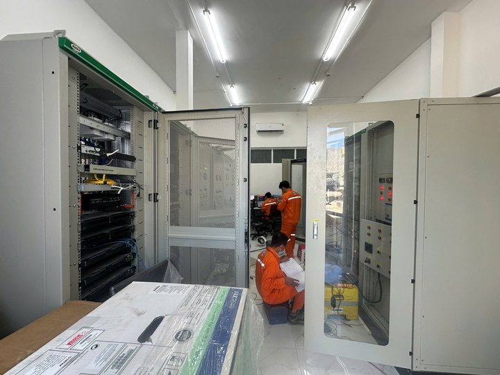 Các đơn vị liên quan kiểm tra những hạng mục cuối trước khi đóng điện Trạm biến áp 110kV Lại Sơn. (Ảnh: Đức Thắng)