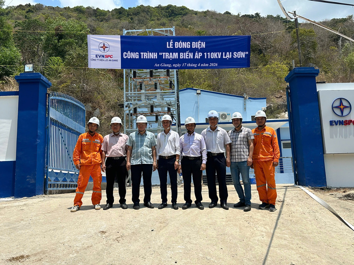 Chủ tịch HĐTV EVNSPC Lê Văn Trang (thứ 3 từ trái sang) cùng lãnh đạo các đơn vị tham gia chỉ đạo trực tiếp công tác đóng điện tại Trạm biến áp 110kV Lại Sơn. (Ảnh: Đức Thắng)