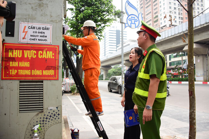 Bóc dỡ quảng cáo tại phường Hà Đông.