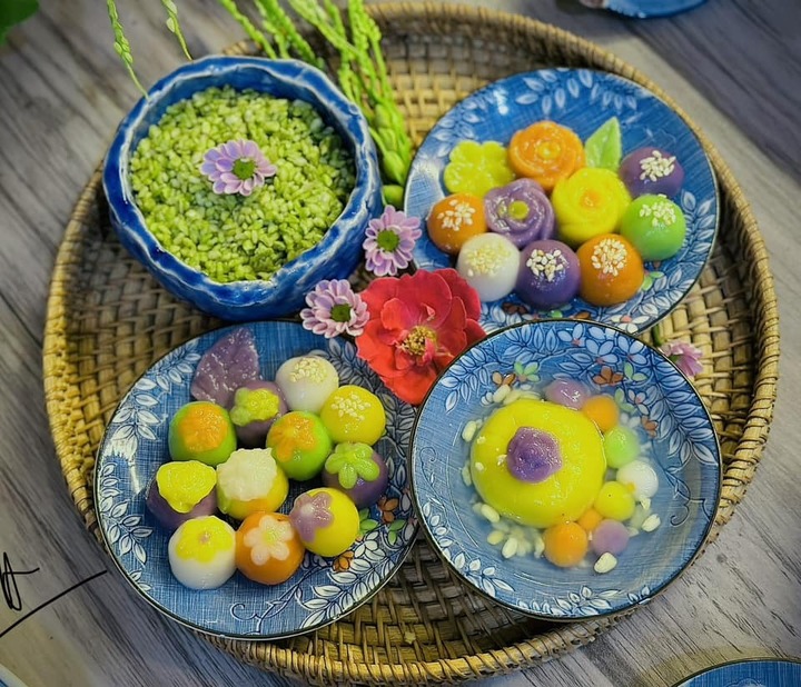 Điểm đặc trưng của bánh chay nằm ở phần nước chan. (Ảnh: Hồng Anh Phạm)