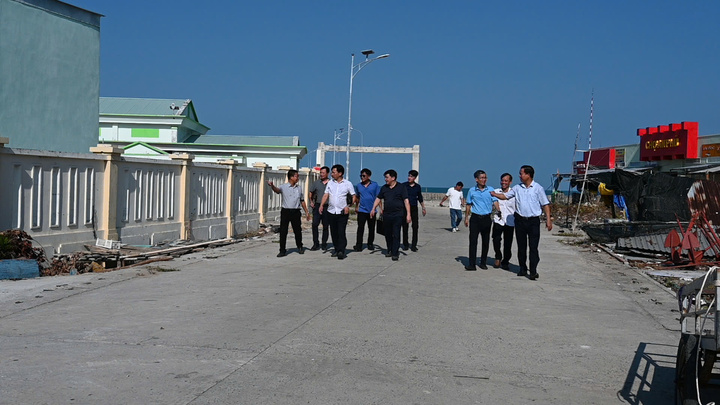 Đoàn công tác EVNSPC kiểm tra thực tế tình hình cung cấp điện tại đảo An Sơn – Nam Du, thuộc đặc khu Kiên Hải. (Ảnh: Thùy Trang)