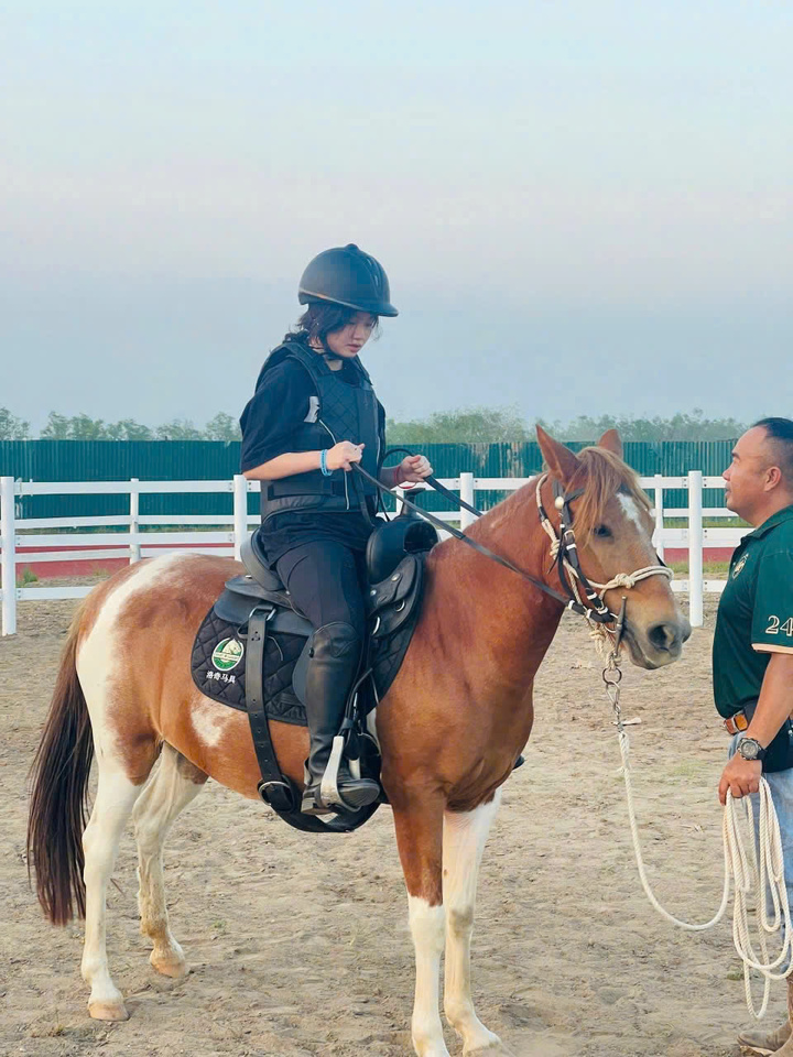 Các con chị Phượng học cưỡi ngựa tại Vinpearl Horse Academy.