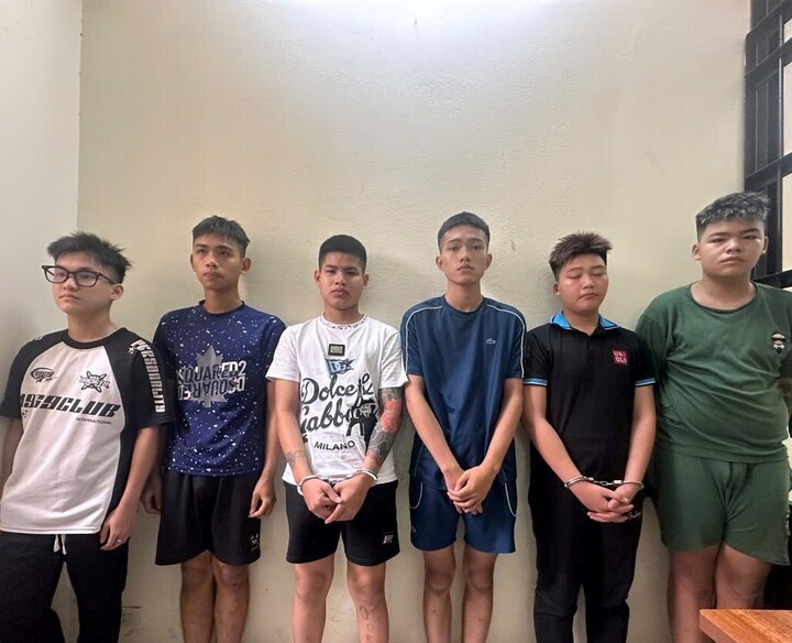 Các nghi phạm vừa bị cảnh sát bắt giữ để điều tra về hành vi gây rối trật tự công cộng, cướp tài sản và sử dụng vụ khí quân dụng.