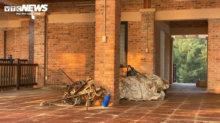 "Sau khi hoàn thành, dự án bị để dãi nắng, dầm mưa, nhiều người nơi khác đến tự sử dụng các ki ốt để ngồi ăn nhậu. Trong khi người dân địa phương thì tận dụng làm nơi chứa ngư lưới cụ..." một người dân sống cạnh bãi tắm Gio Hải (Quảng Trị) tiếc nuối nói.