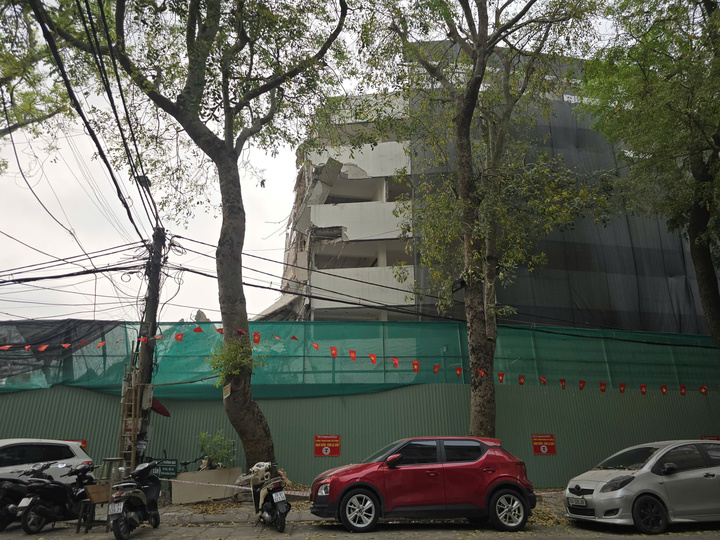 Công trình trên phố Cẩm Hội phá dỡ gây "bão bụi".