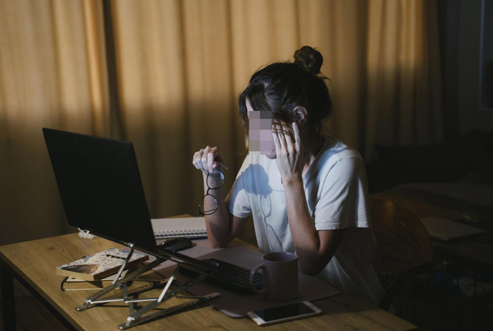 Nhiều người trẻ 'vắt kiệt sức' làm việc để "đổi đời" (Ảnh minh họa)