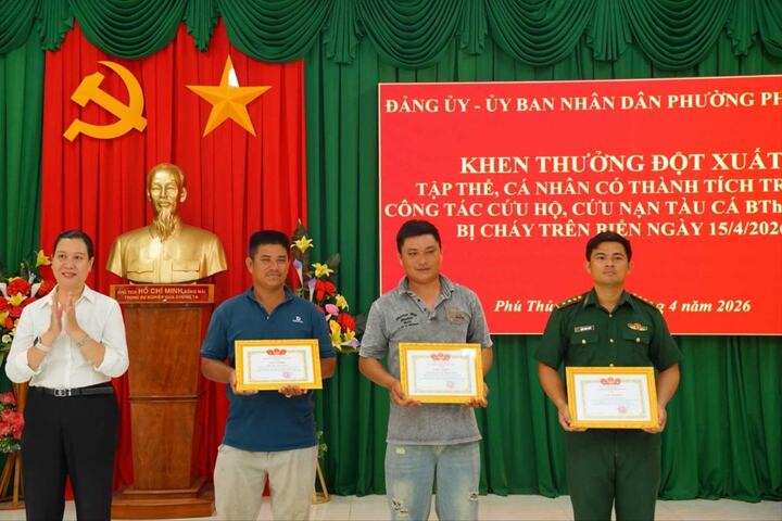 Bà Nguyễn Thị Bội Nhu, Phó Chủ tịch UBND phường Phú Thủy trao Giấy khen cho tập thể, cá nhân tham gia cứu hộ, cứu nạn. Ảnh: Quang Nhân