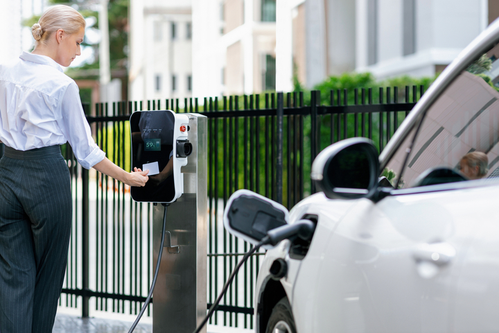 Thanh toán phí sạc xe điện tại 1 trạm sạc ở châu Âu.
