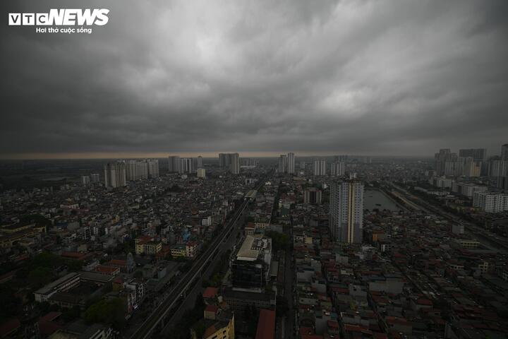 Trời Hà Nội đột ngột tối sầm lúc 8h40 ngày 17/4. (Ảnh: Viên Minh)