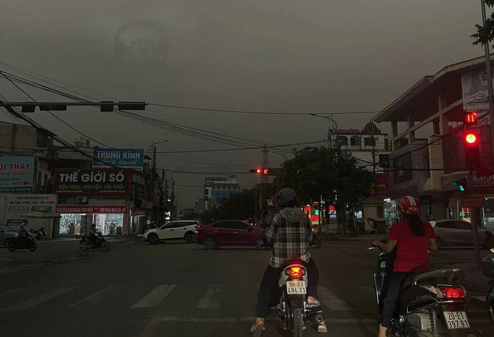 Nhiều khu vực trên địa bàn tỉnh Thái Nguyên lúc 7h30 tối đen như ban đêm. (Ảnh: Ngọc Dung)