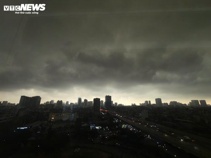 Bầu trời Hà Nội tối sầm sáng 17/4.
