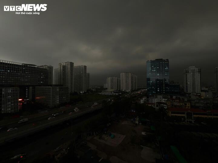 Mây đen đang ùn ùn kéo về khu vực trung tâm Hà Nội.