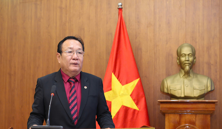 HLV Hoàng Văn Phúc dẫn dắt đội tuyển nữ Việt Nam.