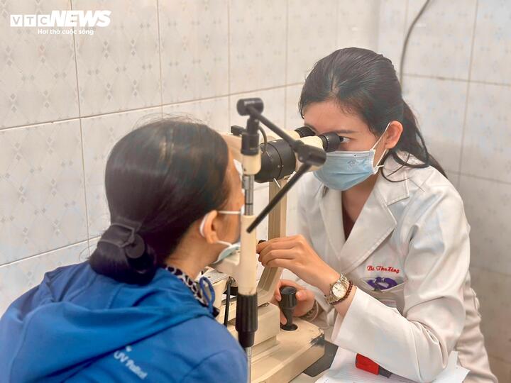 Theo Sở Y tế TP.HCM, đợt khám sức khỏe lần này không chỉ tạo điều kiện để người dân được tiếp cận dịch vụ đa chuyên khoa ngay tại nơi cư trú, mà còn hướng trọng tâm đến các nhóm cần được quan tâm nhiều hơn như người cao tuổi, người mắc bệnh mạn tính, người lao động tự do, người yếu thế và các nhóm nguy cơ cao.