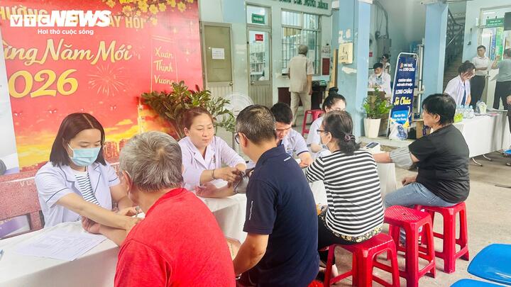 Tiếp nối đợt khám tầm soát hưởng ứng Ngày Sức khỏe toàn dân ngày 5/4, TP.HCM bước vào đợt triển khai thứ 2 với quy mô lớn hơn, được tổ chức đồng loạt tại 168 trạm y tế phường, xã, đặc khu. Tham gia đợt ra quân lần này là đội ngũ y, bác sĩ đến từ 104 bệnh viện công lập và ngoài công lập, gồm 6 bệnh viện bộ, ngành; 69 bệnh viện đa khoa, chuyên khoa của Thành phố; 26 bệnh viện tư nhân.