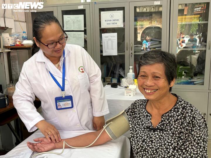 Theo BS Lê Thị Thanh Trúc, Quyền Giám đốc Trạm Y tế phường Sài Gòn, lần này, Trạm Y tế phối hợp với Bệnh viện Đại học Y Dược TP.HCM tổ chức khám và tầm soát cho người dân. Nội dung tầm soát tập trung vào một số bệnh lý phổ biến và có nguy cơ cao trong cộng đồng như bệnh lý tuyến giáp, tim mạch và đái tháo đường cho người cao tuổi.