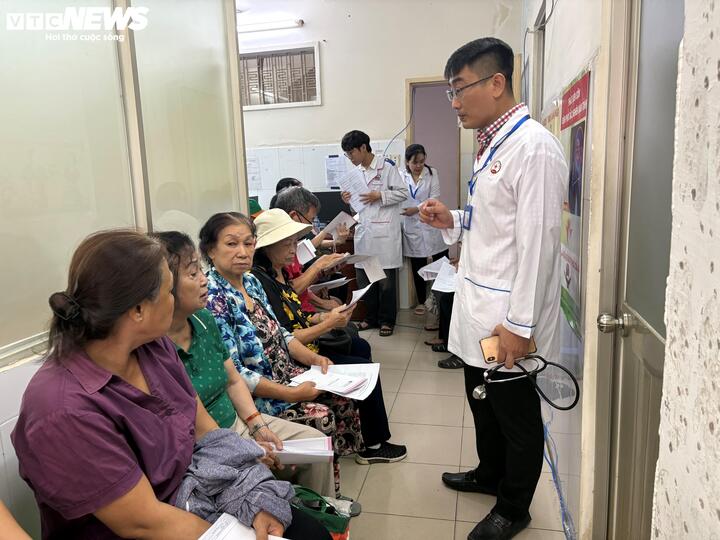 Tại Trung tâm Y tế phường Sài Gòn, ngay từ sáng sớm rất đông người dân đến đợi được thăm khám.