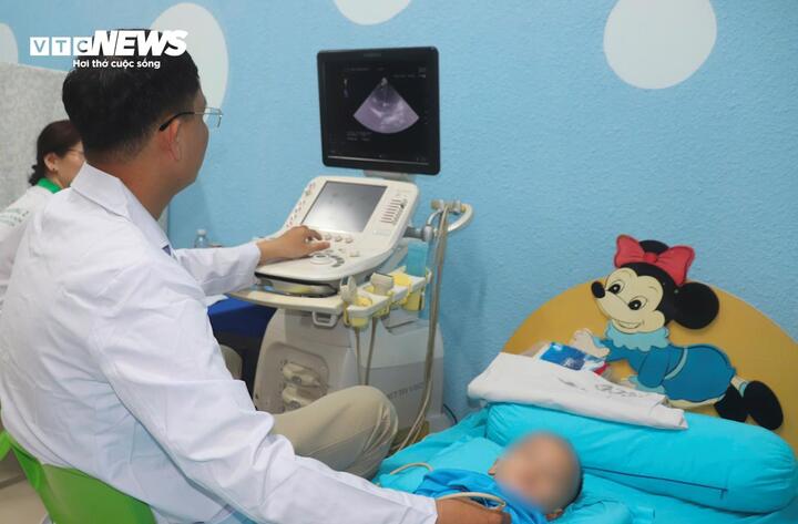 Trong đợt tầm soát này, Bệnh viện Nhi Đồng 2 thực hiện khám tầm soát tim bẩm sinh, suy dinh dưỡng và béo phì ở trẻ em ở 3 điểm: Trung tâm Y tế phường An Phú Đông, Trường Tiểu học Phú Hữu và Trường Mầm non Tân Hưng.