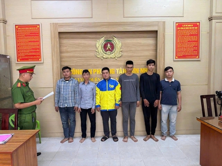 Nhóm bị can liên quan đến vụ gây rối trật tự công cộng.