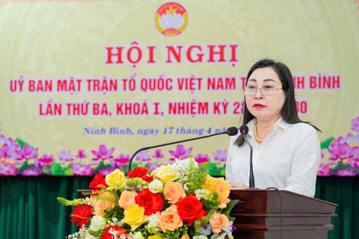 Bà Đinh Thị Lụa - tân Chủ tịch Ủy ban MTTQ Việt Nam tỉnh Ninh Bình phát biểu nhận nhiệm vụ.