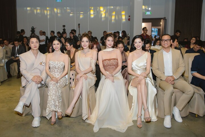 Dàn nghệ sĩ tham dự đêm khai mạc triển lãm.