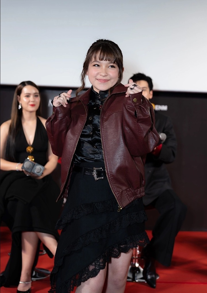 Tháng 10/2025, Nina cùng đoàn phim "Quỷ ăn tạng" đến Việt Nam quảng bá phim. Cô bé ghi điểm tuyệt đối bởi sự lễ phép, thân thiện. Ngoài ra, Nina cũng không ngần ngại "bắt trend" nhảy những giai điệu nhạc Việt đang thịnh hành, lan tỏa một nguồn năng lượng tích cực.