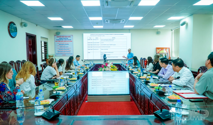 Ban quản lý dự án báo cáo với đoàn chuyên gia của Bộ Ngoại giao Đan Mạch về kết quả của dự án VALID tại trường Đại học Y Dược Thái Bình.