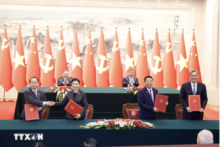 Lễ ký Bản ghi nhớ hợp tác giữa Bộ Tư pháp Việt Nam và Bộ Tư pháp Trung Quốc về tăng cường hợp tác trong lĩnh vực giải quyết tranh chấp dân sự, thương mại của cư dân biên giới và ký Giấy chứng nhận bàn giao hồ sơ kết quả dự án viện trợ Việt Nam lập báo cáo nghiên cứu khả thi tuyến đường sắt Lào Cai-Hà Nội-Hải Phòng giữa Bộ Xây dựng Việt Nam và Bộ Thương mại Trung Quốc. (Ảnh: Thống Nhất/TTXVN)