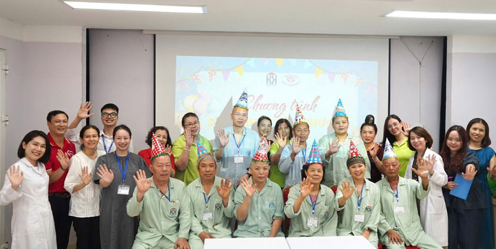 Người bệnh phấn khởi khi được sinh nhật tại BV Ung bướu Hà Nội.