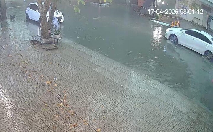 Đường phố Thái Nguyên ngập sâu sau cơn mưa.