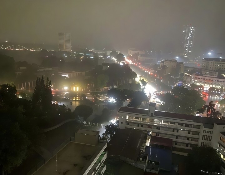 Bầu trời Thái Nguyên lúc 7h ngày 17/4, đèn đường phải bật sáng như ban đêm.