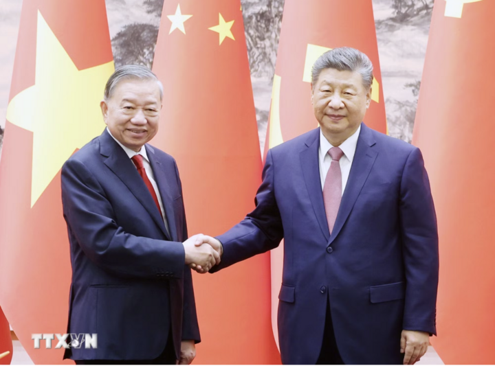 Tổng Bí thư, Chủ tịch nước Tô Lâm và Tổng Bí thư, Chủ tịch nước Tập Cận Bình tại cuộc chứng kiến Lễ ký các văn kiện hợp tác giữa hai nước. (Ảnh: Thống Nhất/TTXVN)