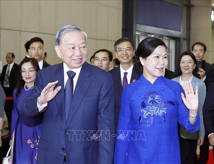 Tổng Bí thư, Chủ tịch nước Tô Lâm cùng Phu nhân tại ga Nam Ninh Đông, thành phố Nam Ninh. Ảnh: Thống Nhất/TTXVN