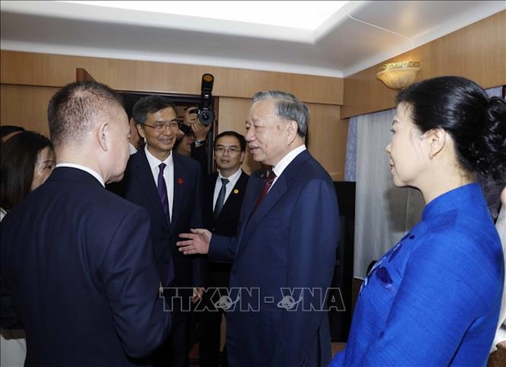 Các đại biểu Trung Quốc tiễn Tổng Bí thư, Chủ tịch nước Tô Lâm cùng Phu nhân tại ga Bằng Tường, Trung Quốc. Ảnh: Thống Nhất/TTXVN