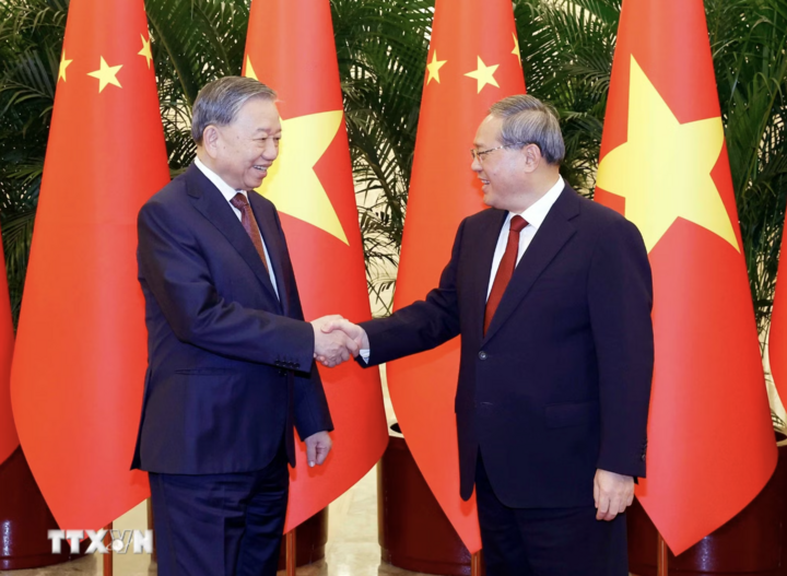 Tổng Bí thư, Chủ tịch nước Tô Lâm hội kiến Thủ tướng Trung Quốc Lý Cường. (Ảnh: Thống Nhất/TTXVN)