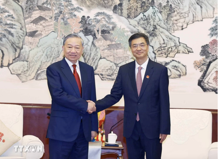 Tổng Bí thư, Chủ tịch nước Tô Lâm hội kiến đồng chí Trần Cương, Ủy viên Trung ương Đảng, Bí thư khu ủy Khu tự trị dân tộc Choang Quảng Tây. (Ảnh: Thống Nhất/TTXVN)