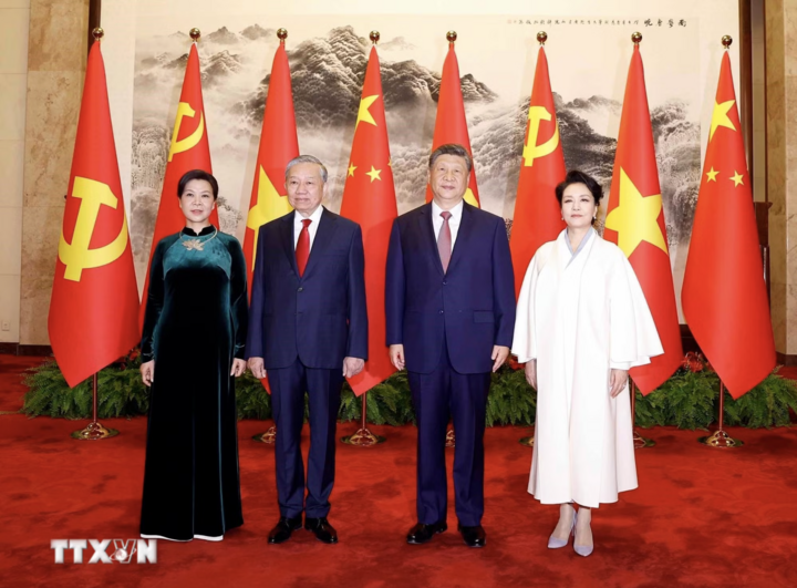 Tổng Bí thư, Chủ tịch nước Tô Lâm và Phu nhân cùng Tổng Bí thư, Chủ tịch nước Trung Quốc Tập Cận Bình và Phu nhân chụp ảnh chung. (Ảnh: Thống Nhất/TTXVN)