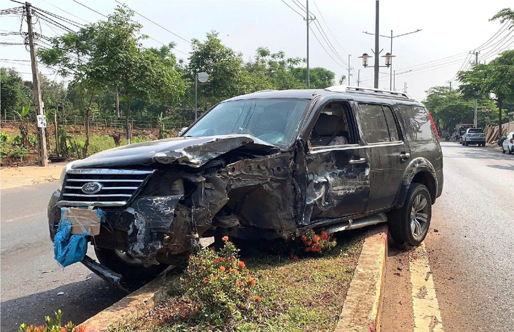 Chiếc xe ô tô lao lên con lươn khi được Y Gin điều khiển.