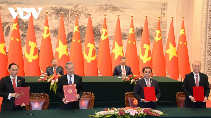 Tổng Bí thư, Chủ tịch nước Tô Lâm và Tổng Bí thư, Chủ tịch Trung Quốc Tập Cận Bình chứng kết lễ ký kết các văn kiện hợp tác giữa hai nước.