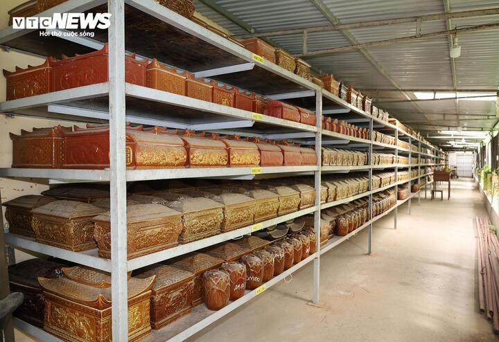 Thời điểm Báo Điện tử VTC News phản ánh (tháng 12/2025), hơn 1.800 tiểu, hũ tro cốt vô danh được xếp tạm bợ trên các giá sắt, bụi bẩn bám đầy.