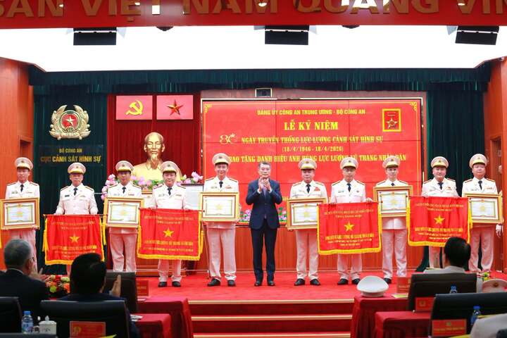 Các tập thể, cá nhân được trao tặng danh hiệu cao quý.