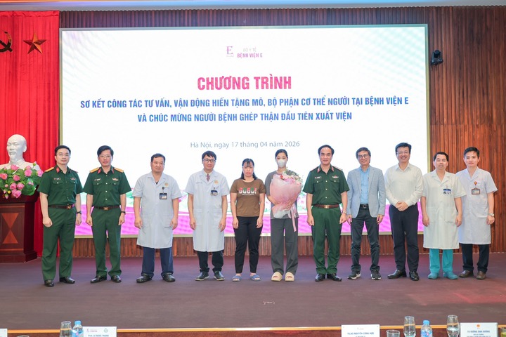 Nữ bệnh nhân (người ôm hoa) hồi sinh sau ca ghép thận đầu tiên tại BV E.