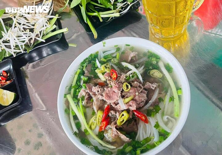 Ăn phở buổi sáng nhưng đừng uống cạn nước phở. (Ảnh minh họa)