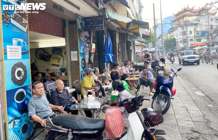 Ly cà phê sáng của người dân TP.HCM đang dần thay đổi. (Ảnh minh họa: Đại Việt)